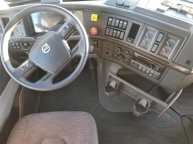 2021 VOLVO VNL740