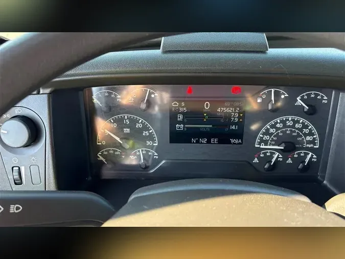 2021 VOLVO VNL760