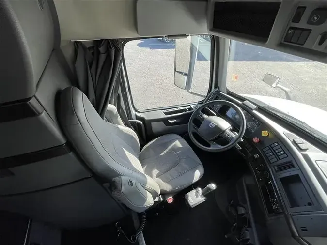 2020 VOLVO VNL860