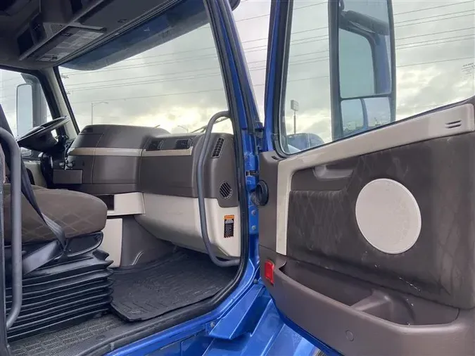 2018 VOLVO VNL670