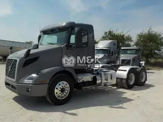 2022 VOLVO VNR64T300