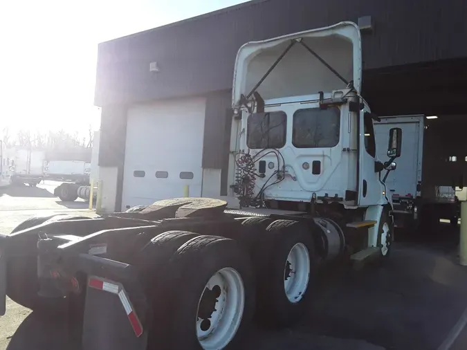 2017 FREIGHTLINER/MERCEDES CASCADIA 113