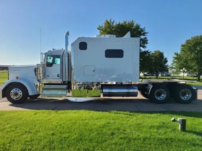 2025 Kenworth W900L