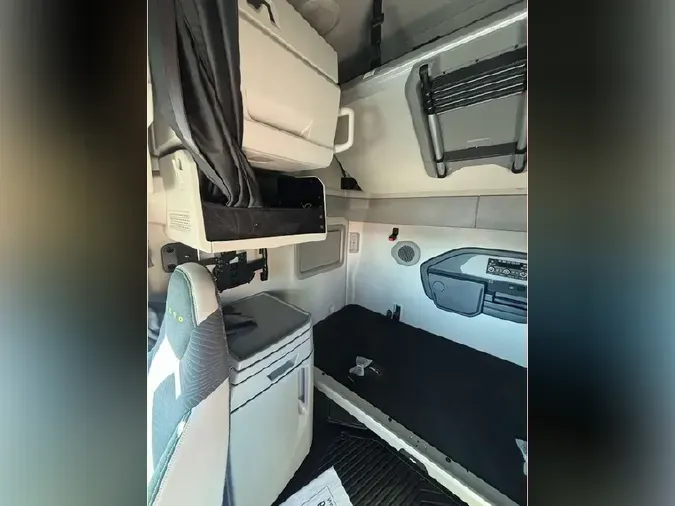 2025 VOLVO VNL64T860