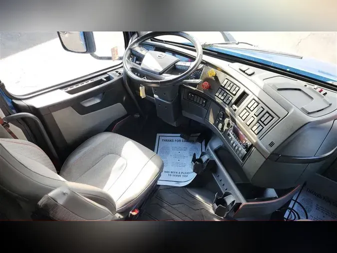 2023 VOLVO VNL760