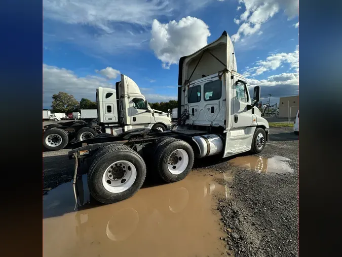 2017 FREIGHTLINER/MERCEDES CASCADIA 125