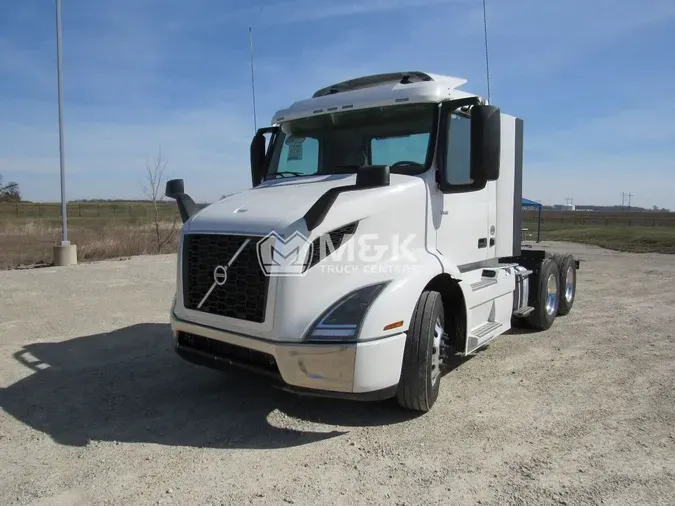 2025 VOLVO VNR64T300