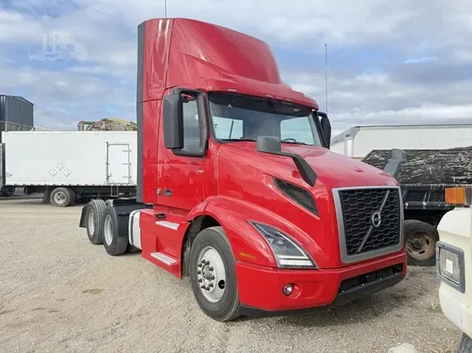 2022 VOLVO VNR64T300