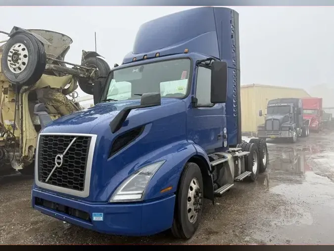 2021 VOLVO VNR64T300