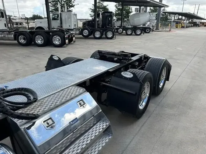 2023 Peterbilt 389
