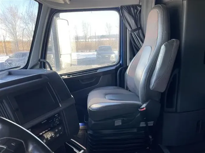 2021 VOLVO VNL760