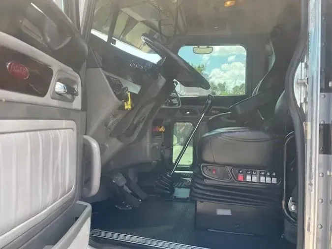 2022 Peterbilt 389
