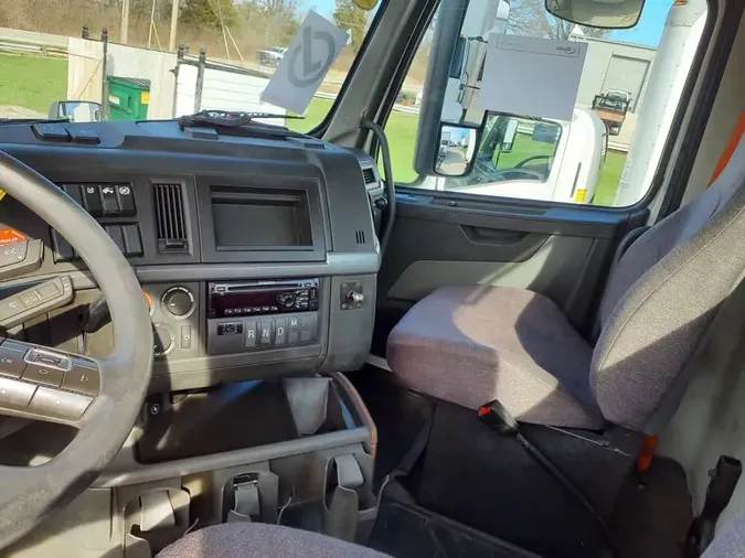 2019 VOLVO VNL64T-300