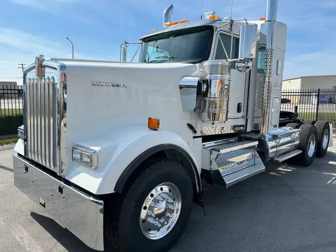 2025 Kenworth W900L