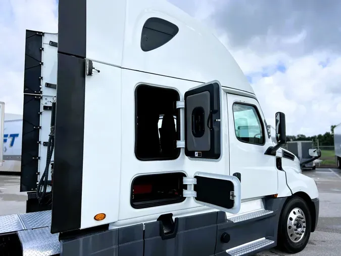 2020 FREIGHTLINER CASCADIA 126