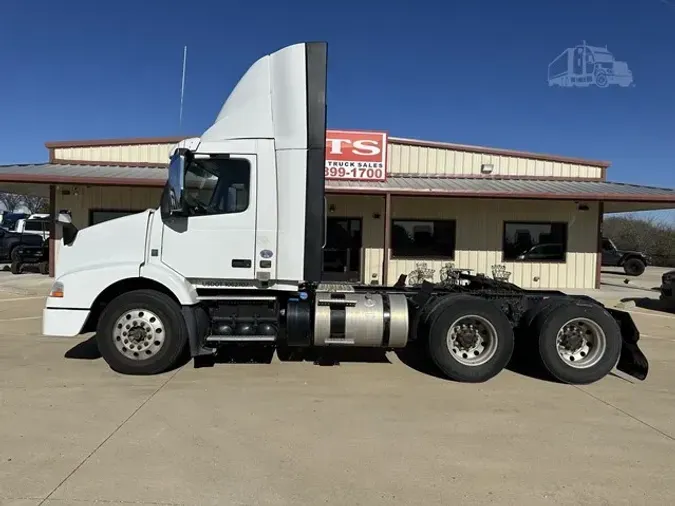 2017 VOLVO VNM64T200