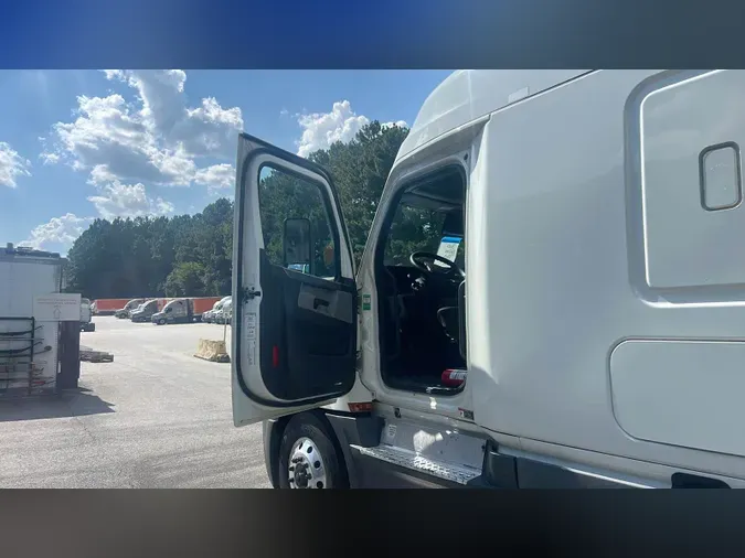 2021 Freightliner Cascadia 126