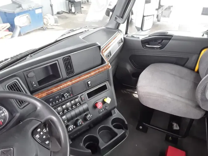 2022 NAVISTAR INTERNATIONAL LT625 DAYCAB T/A