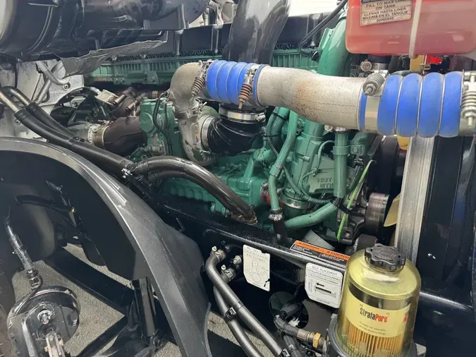 2021 VOLVO VNL64T760