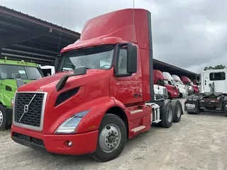 2021 VOLVO VNR64T300