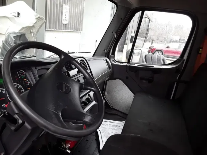 2019 FREIGHTLINER/MERCEDES M2 106