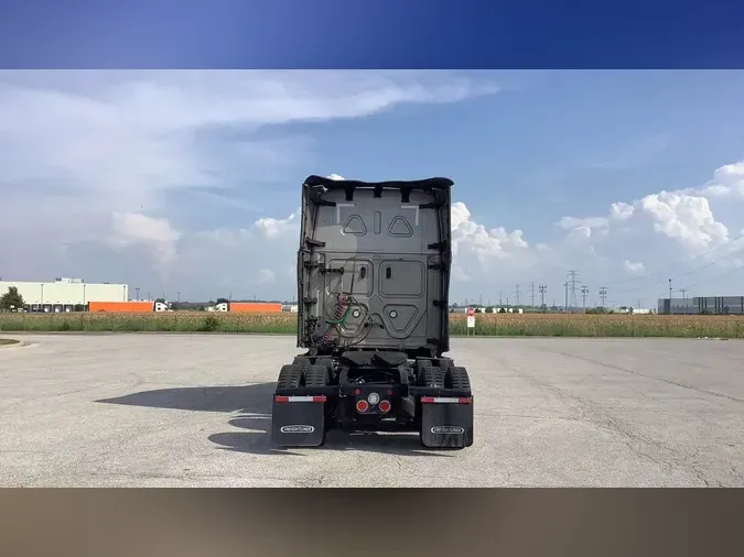2025 Freightliner Cascadia 126