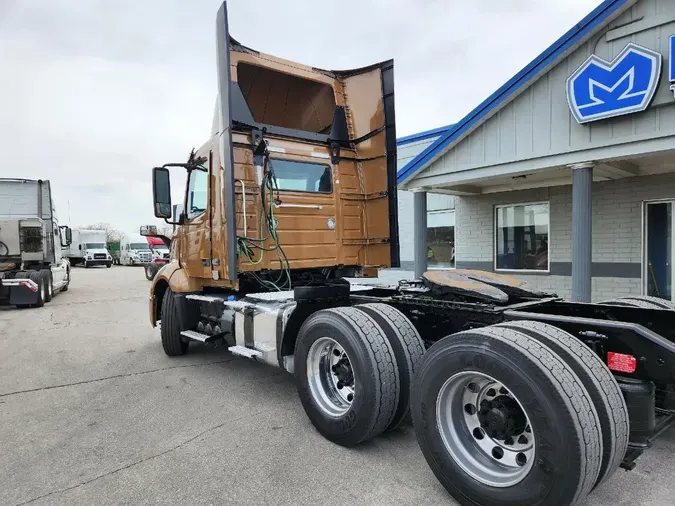 2022 VOLVO VNL64T300