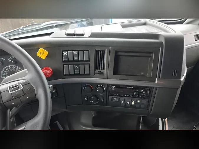 2021 VOLVO VNL760