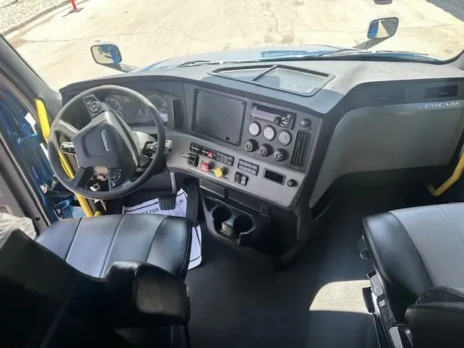 2021 FREIGHTLINER Cascadia 126