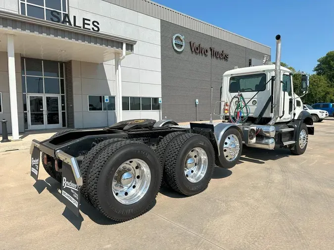 2020 MACK GR64BT