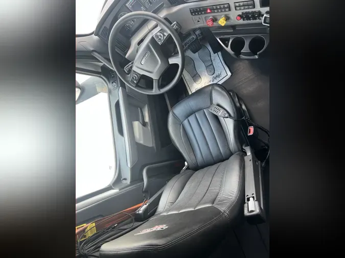 2019 FREIGHTLINER CASCADIA 126