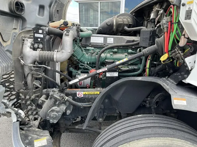 2021 VOLVO VNL64T860