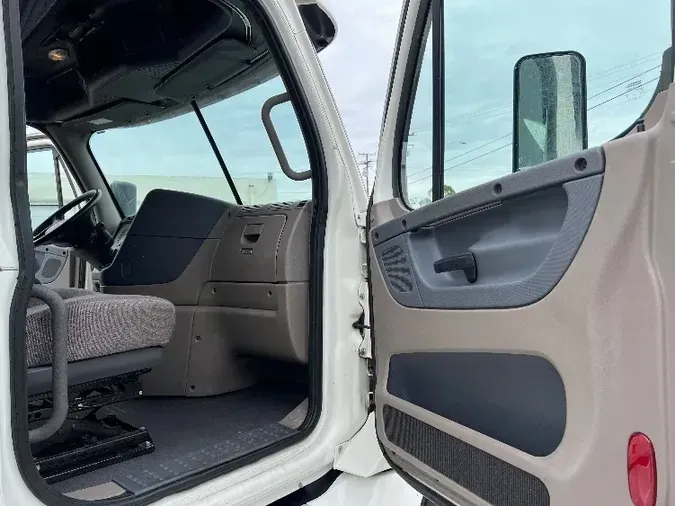 2019 Freightliner X12564ST