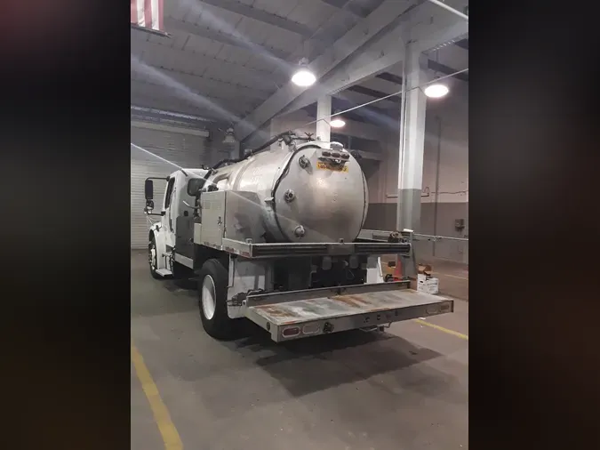 2016 Freightliner M2 106