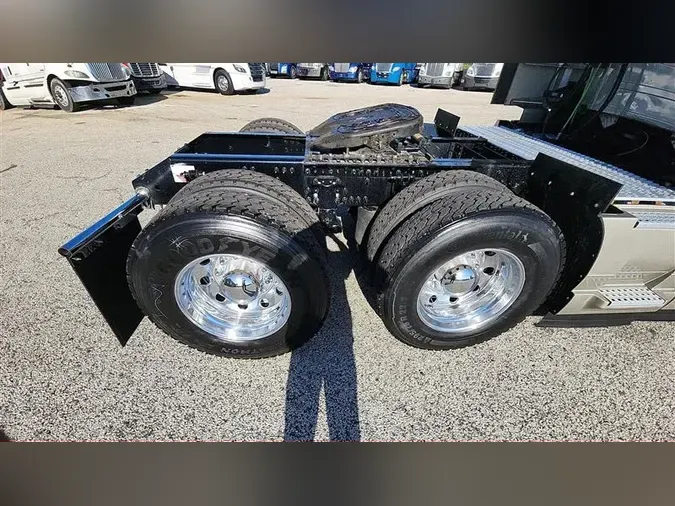 2022 VOLVO VNL760