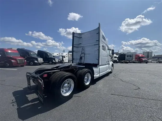 2022 VOLVO VNL760