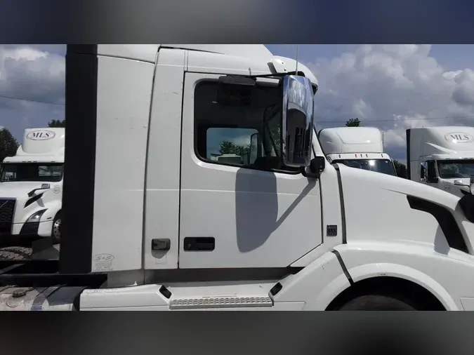 2017 Volvo VNL300