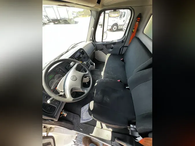 2018 FREIGHTLINER M2 106