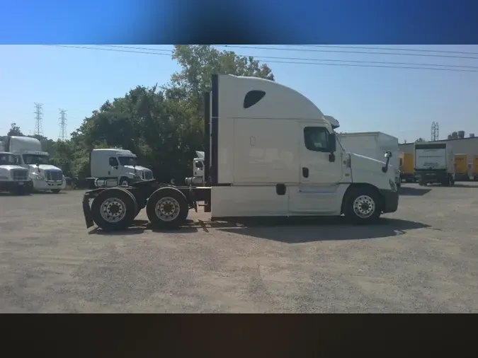 2018 Freightliner X12564ST