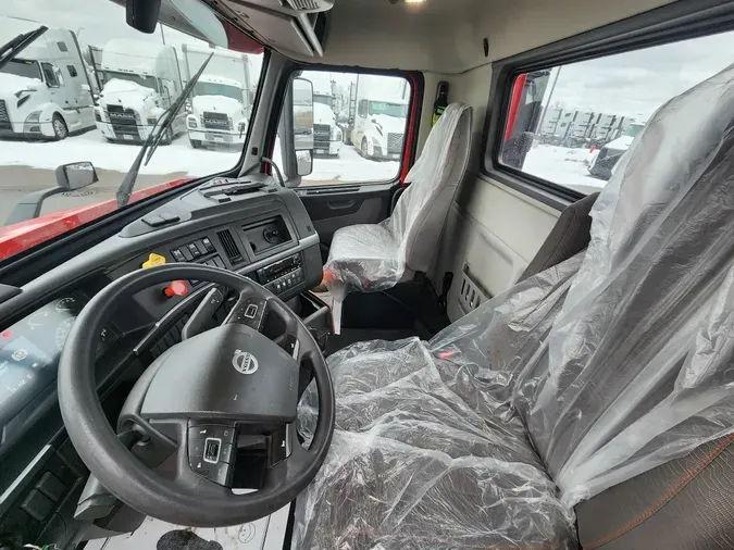 2022 VOLVO VNR64T300