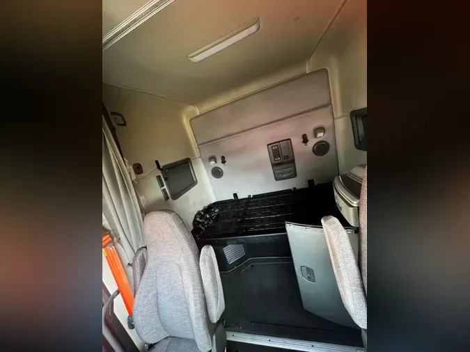 2020 VOLVO VNL64T-740