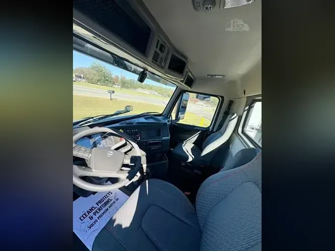 2026 VOLVO VNR64T300