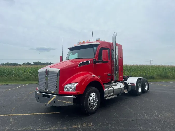 2025 Kenworth T880