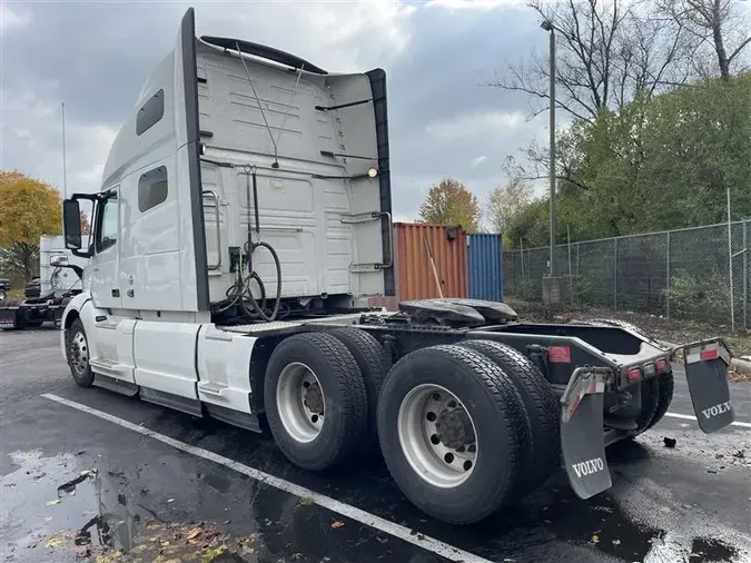 2021 VOLVO VNL64T760