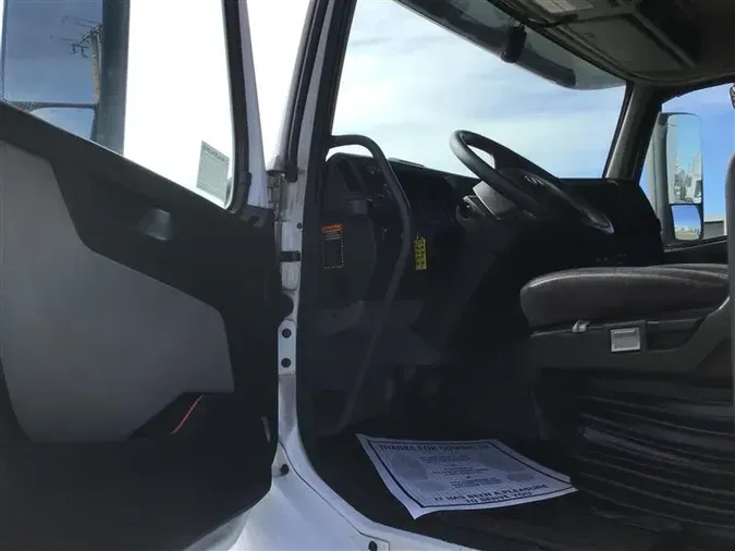 2019 VOLVO VNL640