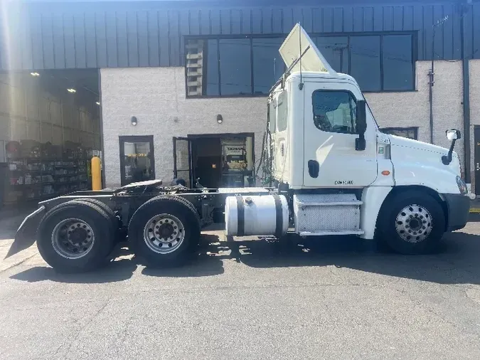 2016 Freightliner X12564ST