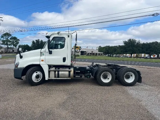 2017 Freightliner X12564ST