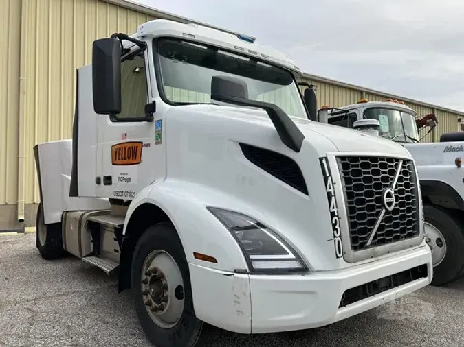 2019 VOLVO VNR42T300