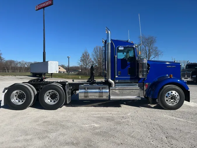 2025 Kenworth W900