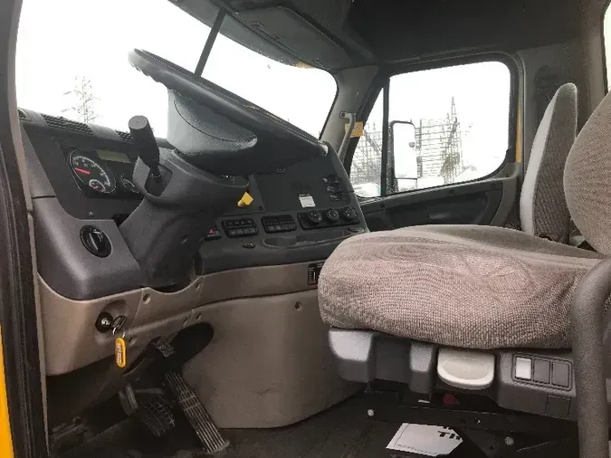 2016 Freightliner X12564ST